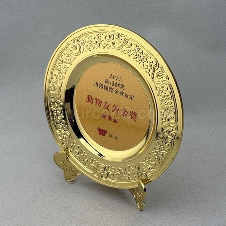 獎盃, 獎座, 獎牌, 金屬獎杯, 比賽獎牌, 紀念牌, 紀念幣, 木盾牌, 銀碟, 錦旗, 桌旗, 旗幟, 金屬襟章, 客製胸章, 客製名牌, 馬口鐵牌, 比賽獎品, 徽章, 客製禮品, 禮贈品公司, 台灣禮品, 紀念品, 禮品批發商, 客製化商品, 企業禮品, 商務禮品, 文具, 文儀用品, 環保禮品, 客製禮物, 禮物包裝