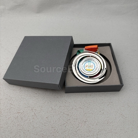 獎盃, 獎座, 獎牌, 金屬獎杯, 比賽獎牌, 紀念牌, 紀念幣, 木盾牌, 銀碟, 錦旗, 桌旗, 旗幟, 金屬襟章, 客製胸章, 客製名牌, 馬口鐵牌, 比賽獎品, 徽章, 客製禮品, 禮贈品公司, 台灣禮品, 紀念品, 禮品批發商, 客製化商品, 企業禮品, 商務禮品, 文具, 文儀用品, 環保禮品, 客製禮物, 禮物包裝